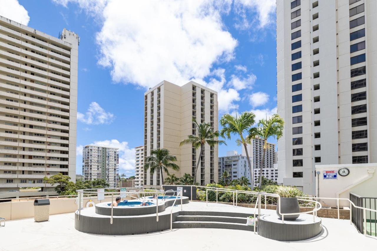 Cozy Waikiki Getaway, Stroll To Beach With Free Parking ホノルル エクステリア 写真