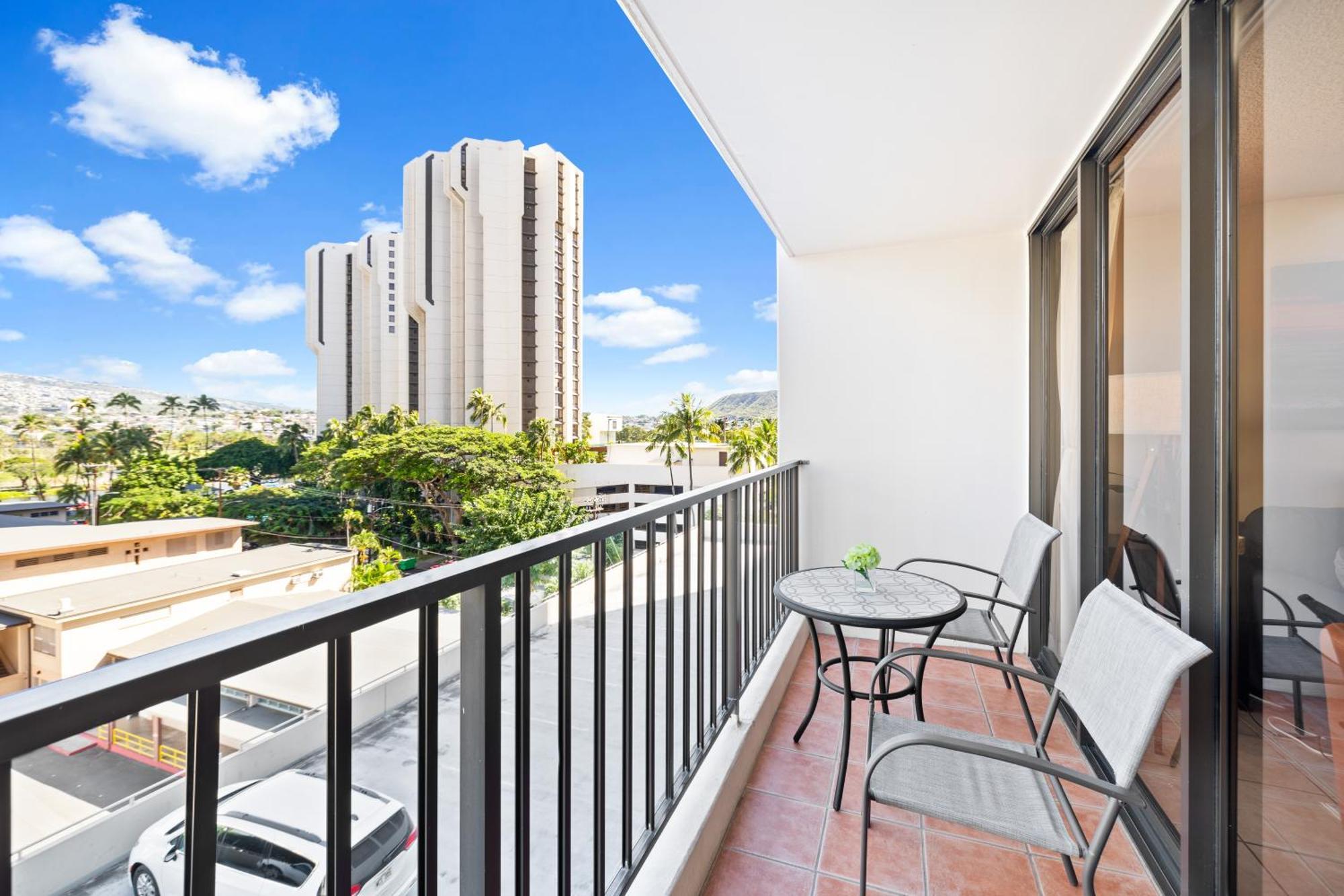 Cozy Waikiki Getaway, Stroll To Beach With Free Parking ホノルル エクステリア 写真