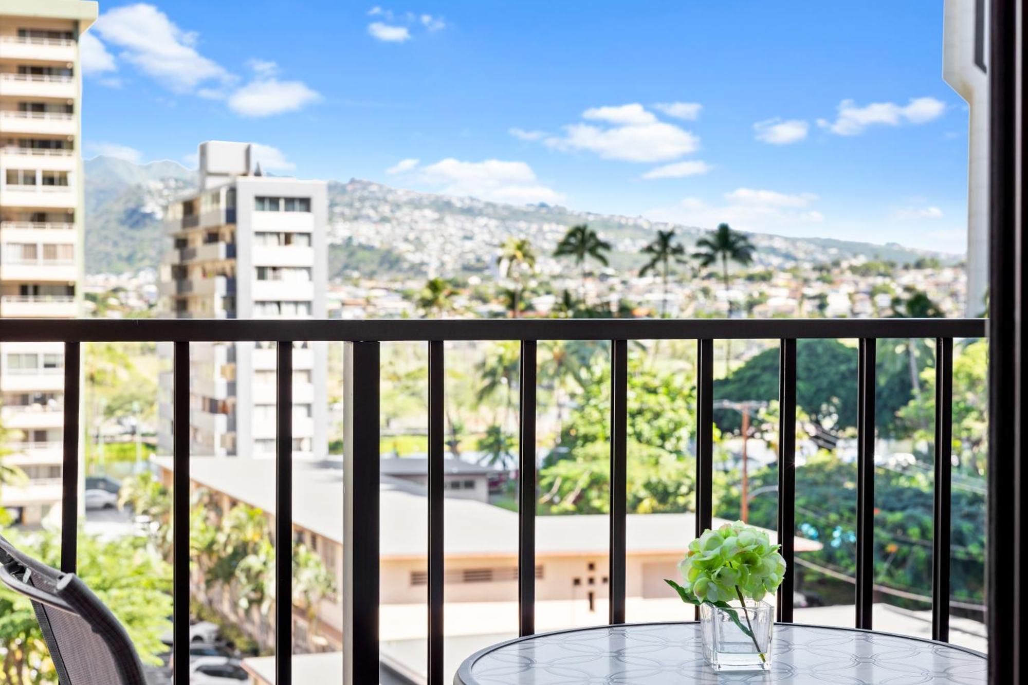 Cozy Waikiki Getaway, Stroll To Beach With Free Parking ホノルル エクステリア 写真