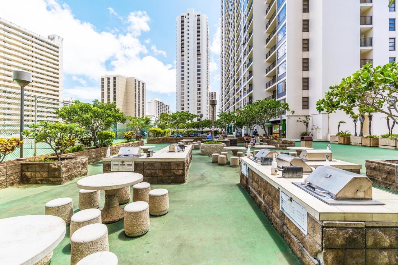 Cozy Waikiki Getaway, Stroll To Beach With Free Parking ホノルル エクステリア 写真